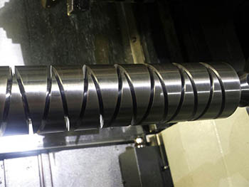 Mecanizado de husillo en torno CNC.